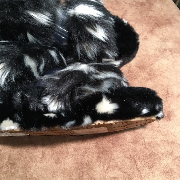 UGG NIB AUTHENTIC OH YEAH SPOTS BLACK & WHITE SLIPPERS - Picture 5 of 16